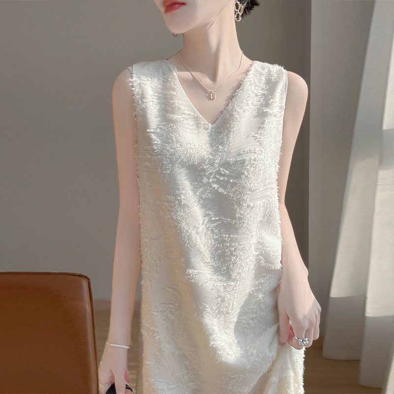 Heavy-Duty Satin V-Neck Dress for Women, Thin Style with Tassels and Cut-Out Patterns, Sleeveless, Over-The-Knee Long Dress, High-Waisted, Drapey A-Line Dress