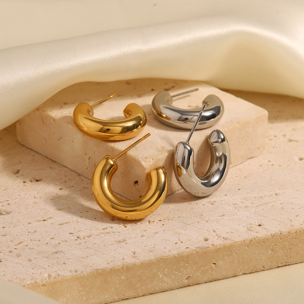 Moda europea y americana elegante en forma de C hueco Stud pendientes ins Internet celebridad de alto grado de acero de titanio simple pendientes para las mujeres