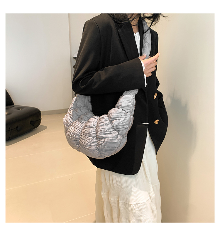 Women's Medium Nylon Solid Color Streetwear Zipper Cloud Shape Bag display picture 16
