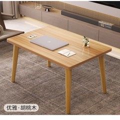窓の小さいお茶のいくつかの小さいテーブルの客間は軽くて豪華でシンプルです。