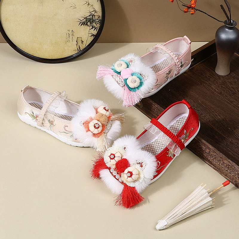 Девушка Hanfu праздничная вышитая обувь весной и осенью