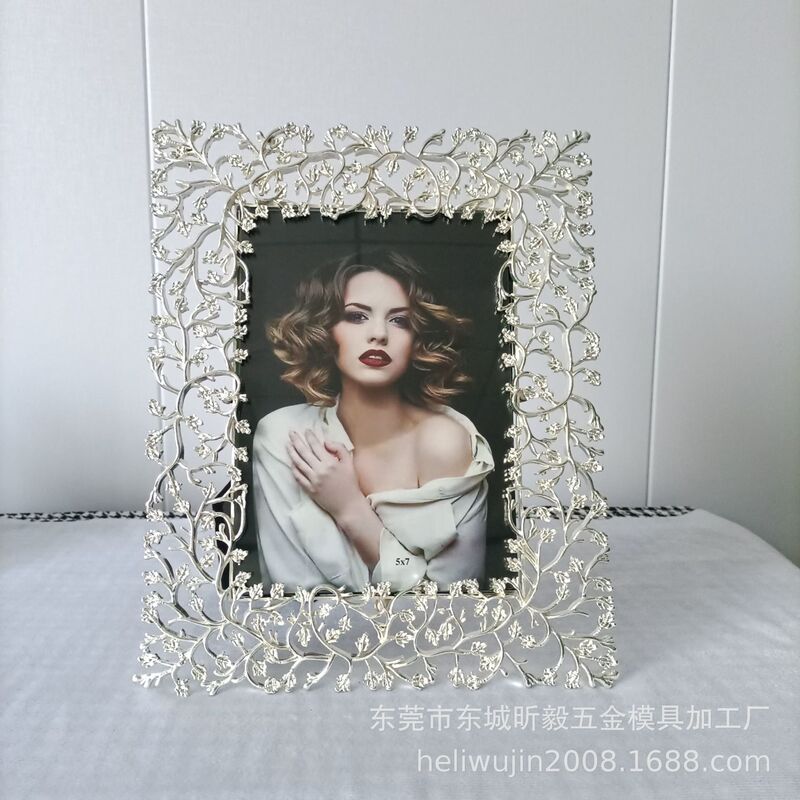 Manufacturers offer a large number of silver hollow metal photo frame advertising photo frame. Children's photo frame. Manufacturers offer a large number of silver hollow metal photo frame advertising photo frame. Children's photo frame.