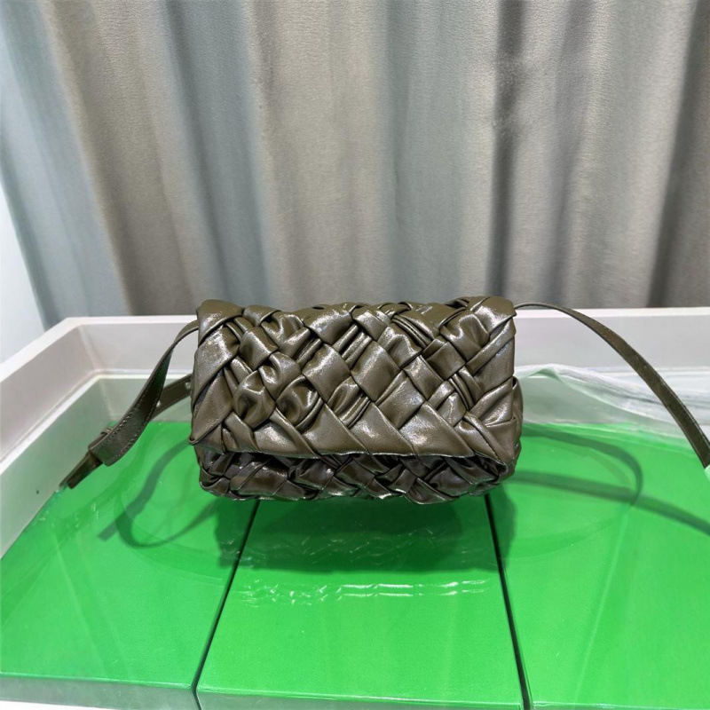 국경 2024 새로운 스몰 사이즈 MESSERMAN 가방 짠 속옷 가방 가죽 여성 가방 빛 럭셔리 유행 어깨 가방