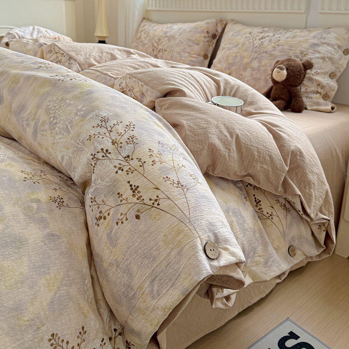 Classe A algodón bruto lino de cuatro piezas retrógrado botones de flores sábanas de algodón cubierta de cama de tres piezas conjunto de ropa de cama