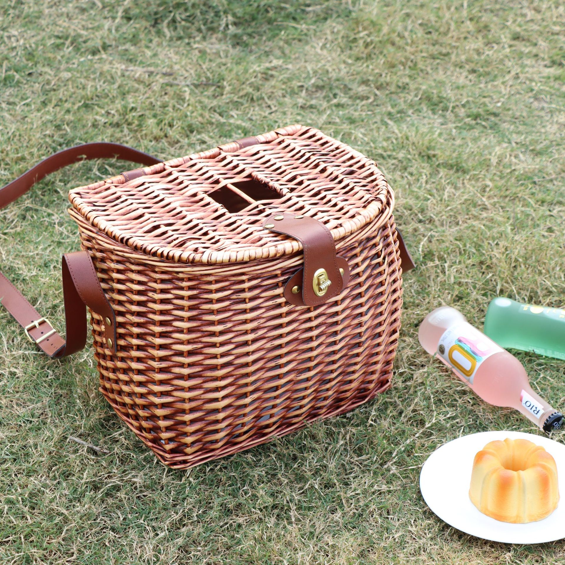 Cesta de picnic de ratán personalizada con tapa Bolso diagonal de un solo hombro de recuerdo tejido a mano Cesta de almacenamiento de frutas para salidas al aire libre