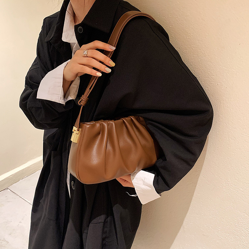 Nicho diseño moda simple bolsa 2023 nuevo bolso de las mujeres retro textura mensajero bolsa popular plisada bolsa de la axila