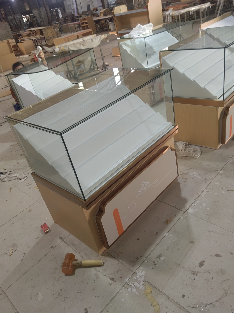 商场烟酒柜服装化妆品柜子鞋柜手机柜整店输出免费设计精品饰品柜