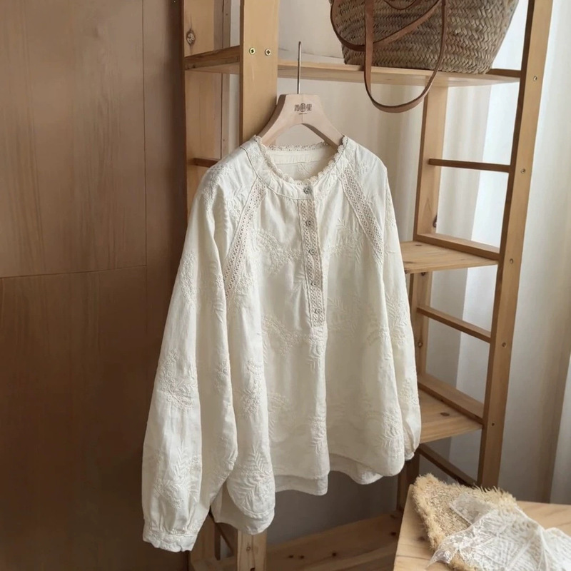 Gorgeous Korean-style lace embroidered blouse for women, 2026 spring/autumn new collection, loose-fitting with puff sleeves, trendy and stylish