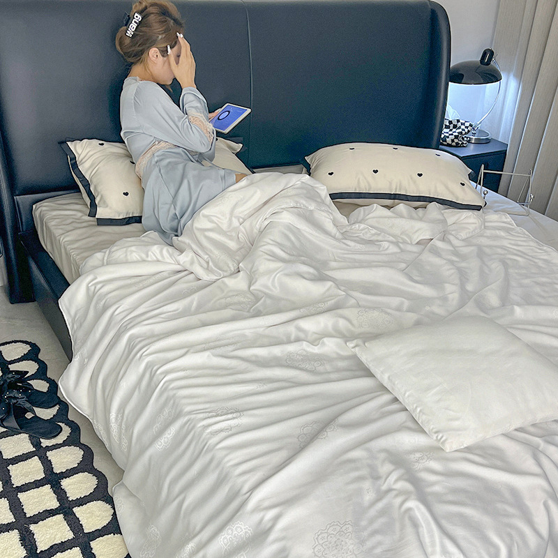 Handmade silk quilt 100 pure cotton double palace mulberry silk summer quilt air conditioning quilt core spring autumn quilt winter quilt mother quilt wholesale