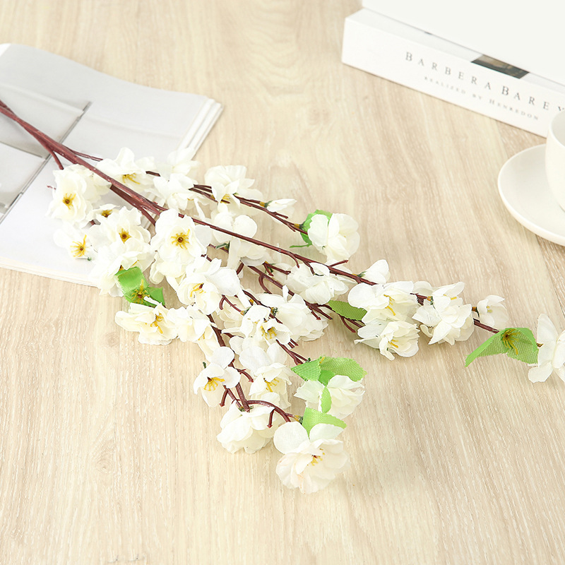 작은 복숭아 꽃 흰색