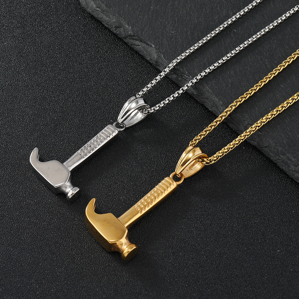Joyería de fundición de acero inoxidable transfronteriza personalidad exagerada martillo colgante de acero de titanio collar de hombre de moda fabricante