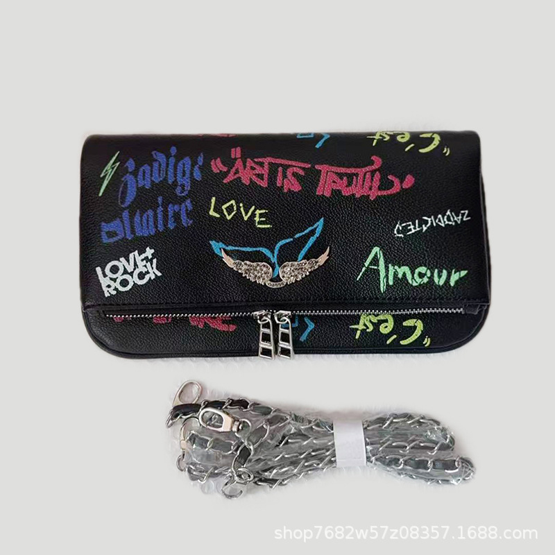 Bolso de hombro con diseño de alas e impresión de letras, cadena incluida