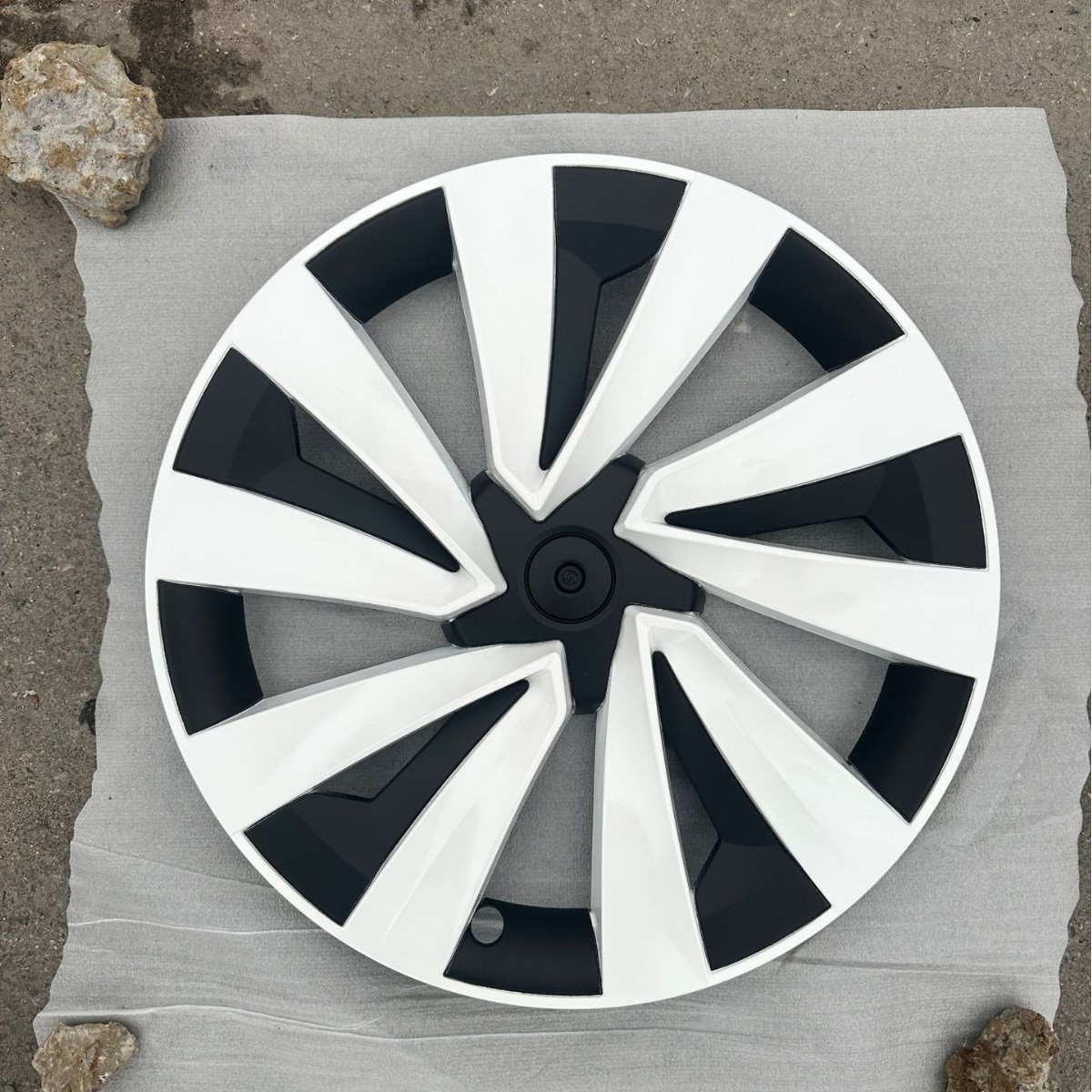 Tesla Model: Tesla Hub cover - new-model-y-19-inch-nova-bright-white