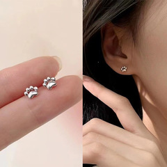 Adorable small cat claw earring for girls, minimalist and niche, Instagram-style cat earrings, elegant and fashionable, versatile earrings