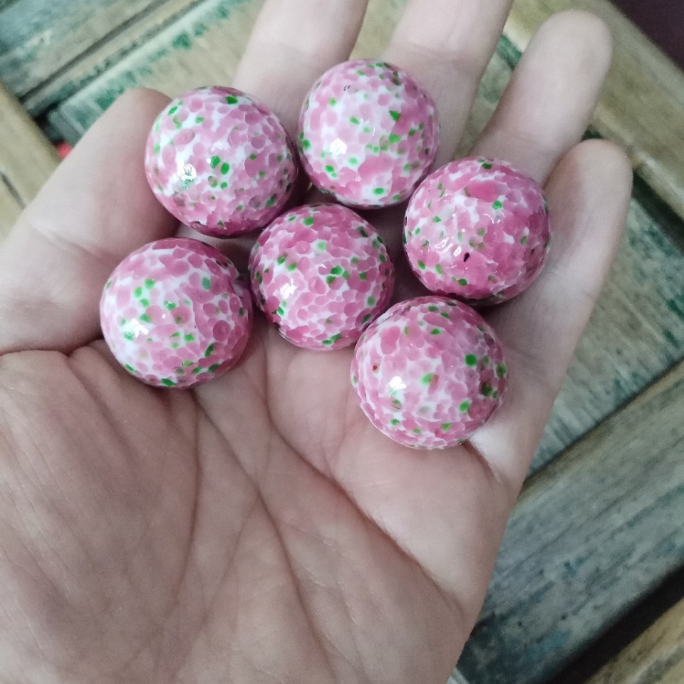 Бусины цвета фуксии, подвеска