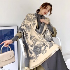 カシミヤのマフラーのマントをまねて高級感があります。