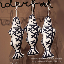 网红恶搞摸鱼抱枕可爱咸鱼挂件毛绒公仔抱枕午睡趴枕办公室靠垫