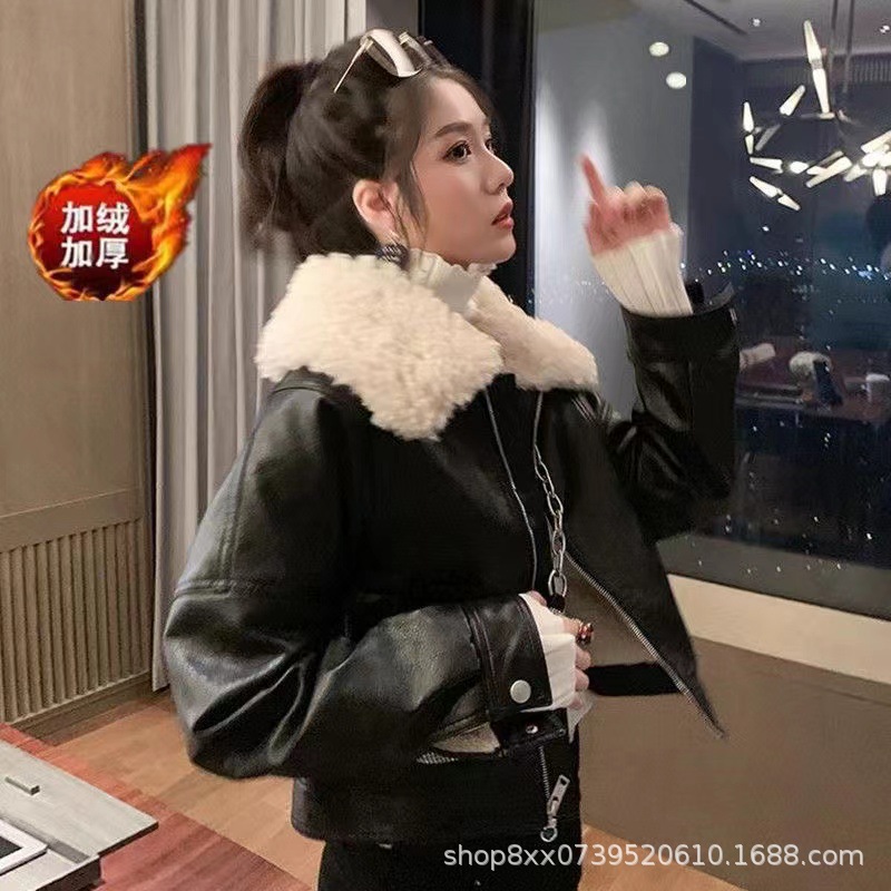 コートの女性の短い金の2024秋冬の子羊の毛の襟の復古の港の味のベルベットの皮の服の黒色の機関車の厚いジャケットの女性