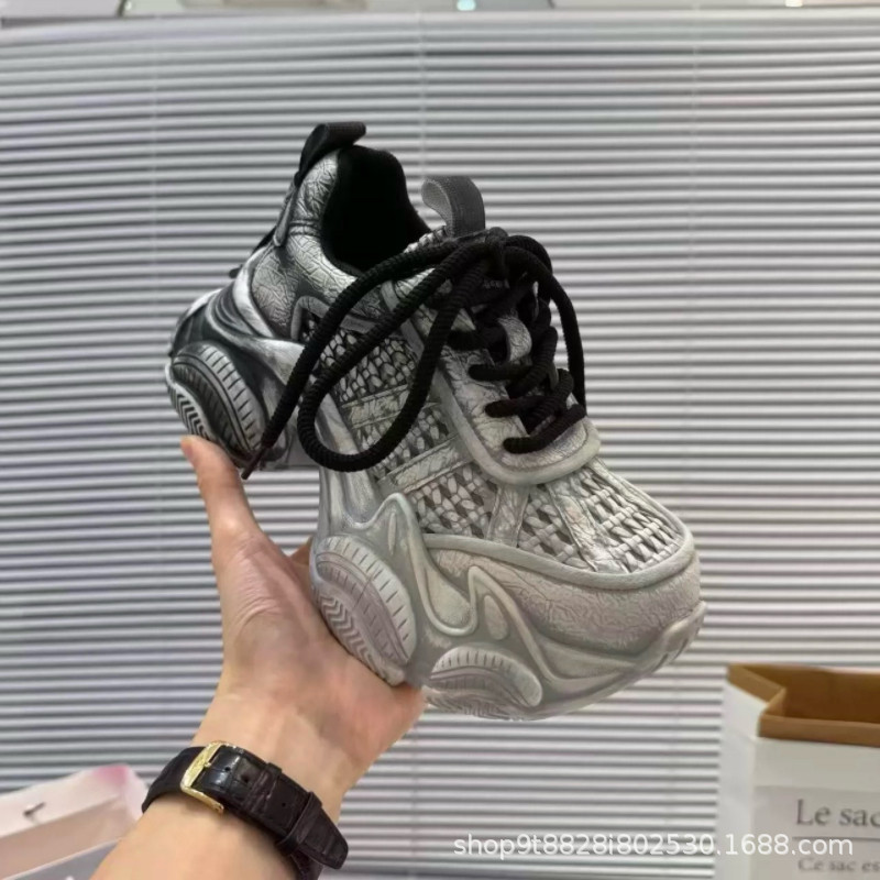 Retro hacer viejos zapatos de papá para hombres verano 2026 hueco transpirable zapatos de moda para hombres con suela gruesa aumentada nicho zapatillas de deporte súper caliente
