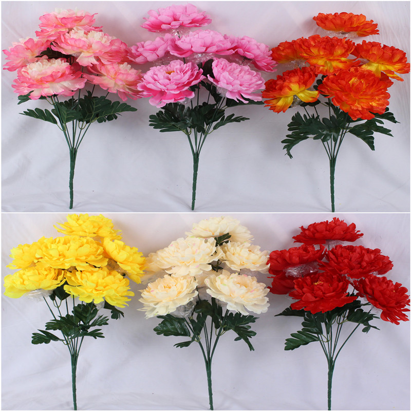 Qingming Festival tomb-sweeping hand holding peonies and large peony…