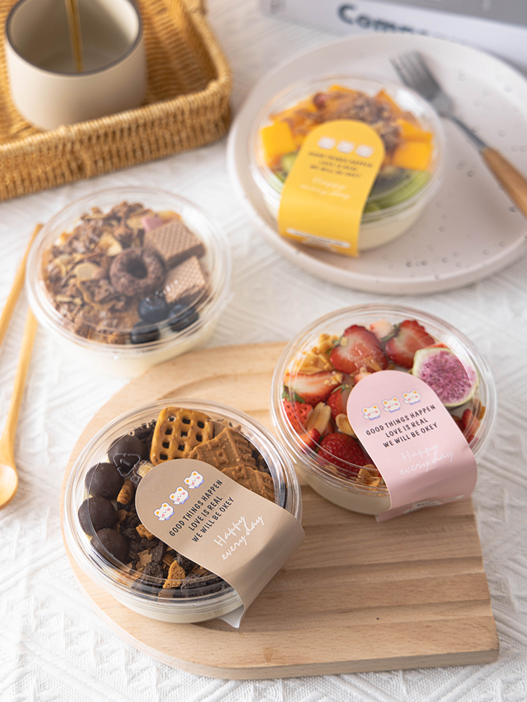 Taza de yogur en frío, arroz, pudín, leche de coco, grano de trigo, fruta, tazón transparente, pastel horneado, caja de embalaje de plástico