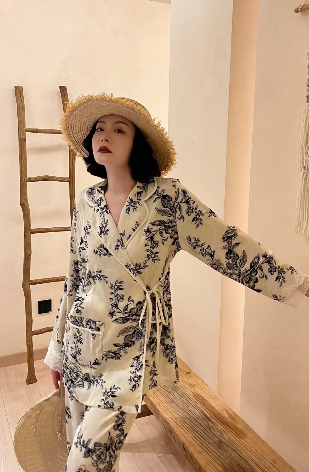 노란색 배경 잎