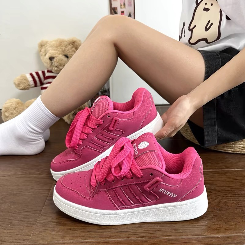2026 primavera y otoño nueva base gruesa de lazos bajos zapatos deportivos de entrenamiento deportivo de patineta mostrando pies pequeños zapatos deportivos casuales de moda universal