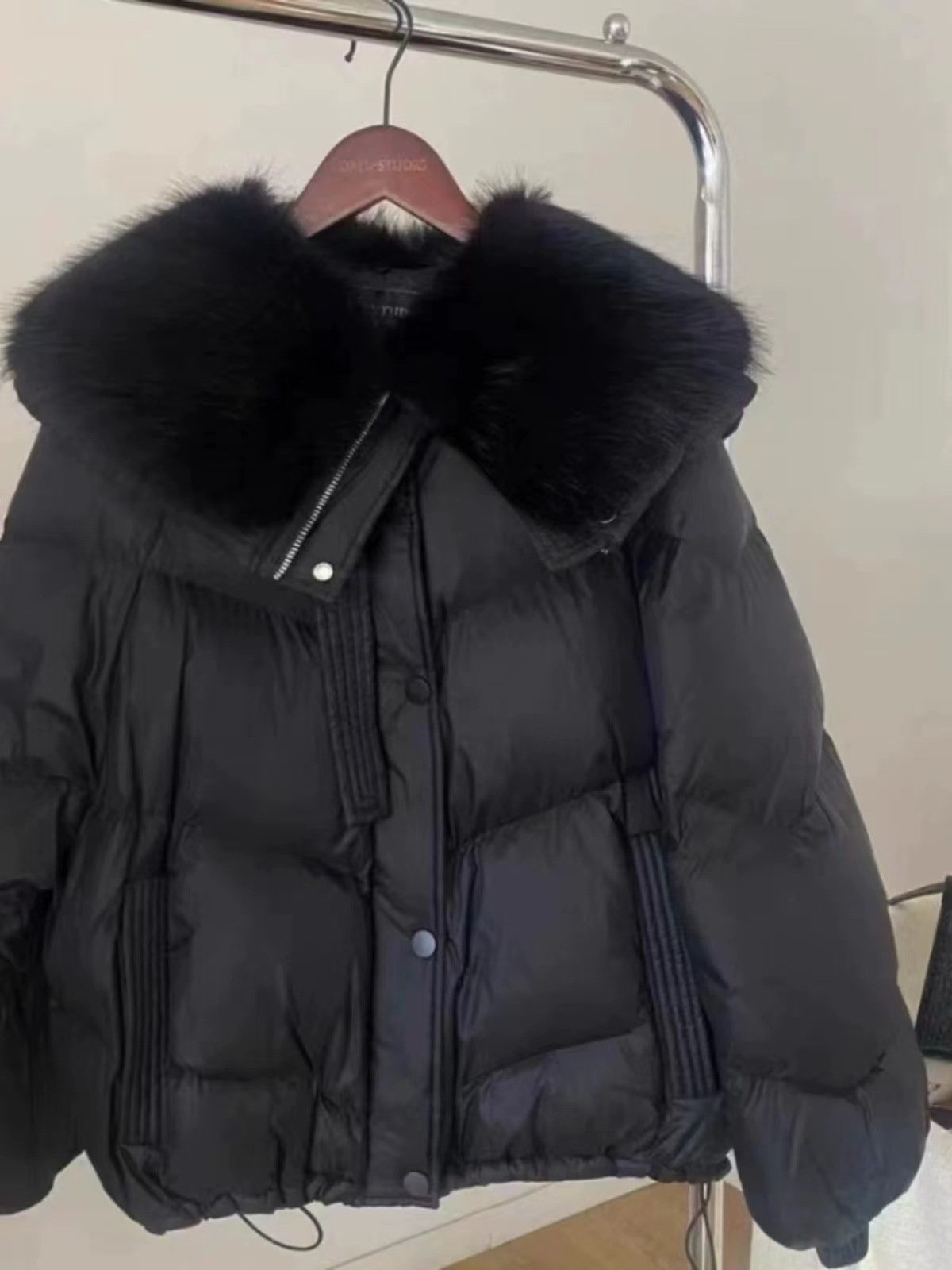 大きい毛の襟の小さい子供の羽毛の綿服の女性のタイプの冬の2024新型の韓国版は縄の短い綿入れの綿服のコートを引き出します。