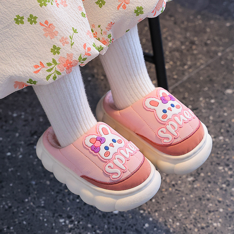 Otoño y invierno zapatillas de algodón impermeable para niños, piel PU cálida y bolsas de terciopelo, zapatillas de algodón para niños pequeños y medianos.