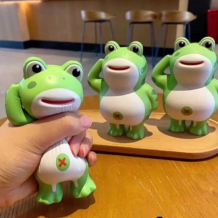 解凍神器敬礼カエルのおもちゃはゆっくりとリバウンドして人形を飾っています。|undefined