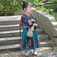 妍初の少女は民族風苗族の3つのセットを改良しました。