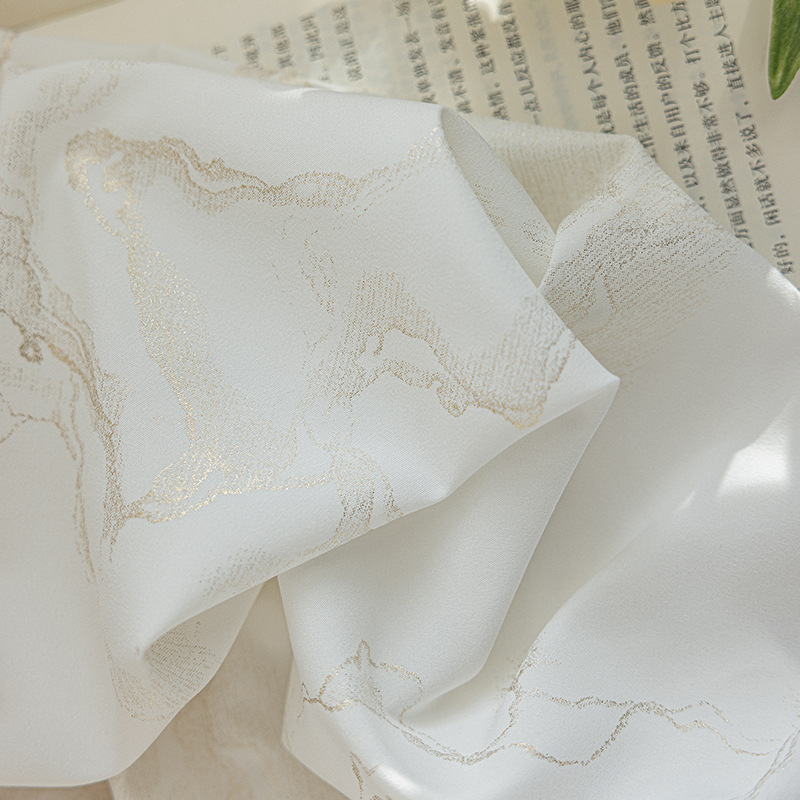 三防紗のカーテンは光が透けません。白いカーテンはリビングのベランダで遮光します。