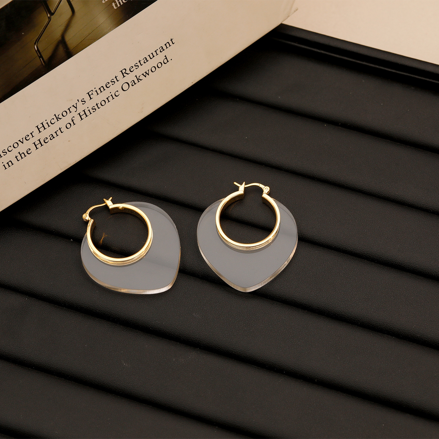 Oversized Sculptural Clear Acrylic Clip-on Earrings Modern Design_voghion.com