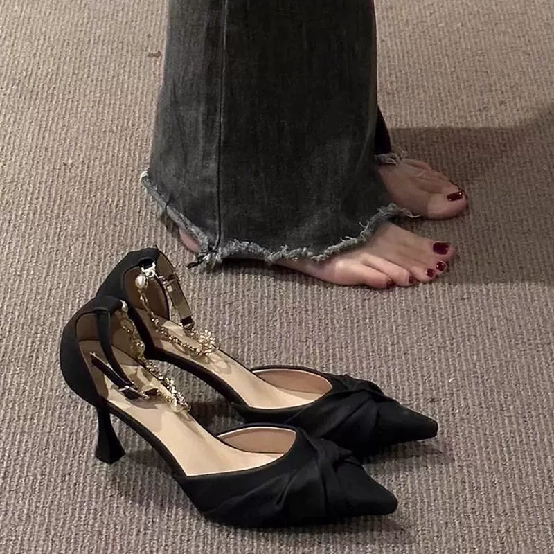 绿色伴侣 New black French high heels for women with niche design, pointed toe, pearl straps, single shoes, stiletto heels