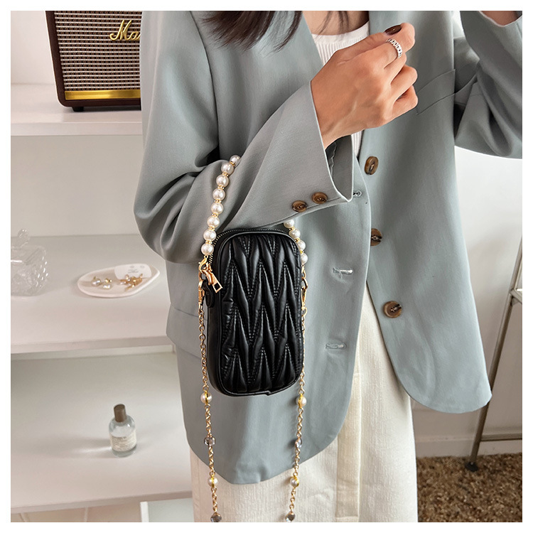 2022 Summer New Fashion Pearl Chain Embroidered Crossbody Shoulder Mobile Phone Bag display picture 6