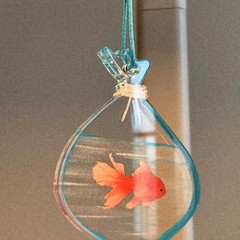 赤い本の同じタイプの光を通して金魚のペンダントinsアクリルバッグのペンダント金魚袋のアイデアをプレゼントします。