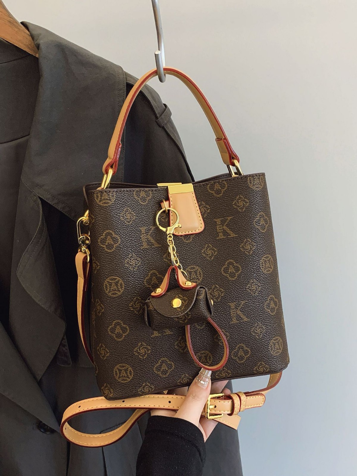 Handheld shoulder bag