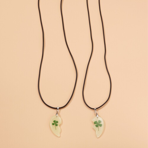 European and American cross-border best-selling glow-in-the-dark four-leaf clover necklace, love-themed matching couple's necklace, stylish dried flower necklace set