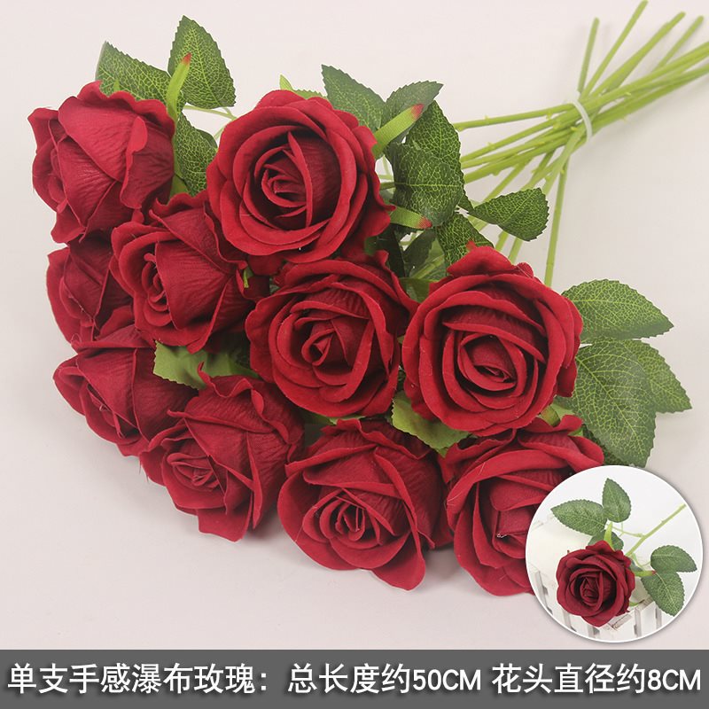 Topa de veludo rosa cascada flor falsa diseño de fondo pared red perforación roja decoración de rosa pared de cártamo del centro comercial