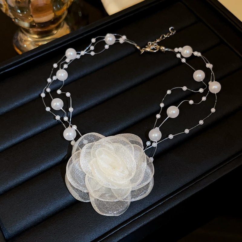 Collar de diamantes con incrustaciones de perlas de flores de tela, collar de diseño fresco y dulce, collar de alta gama de nicho Mori al por mayor