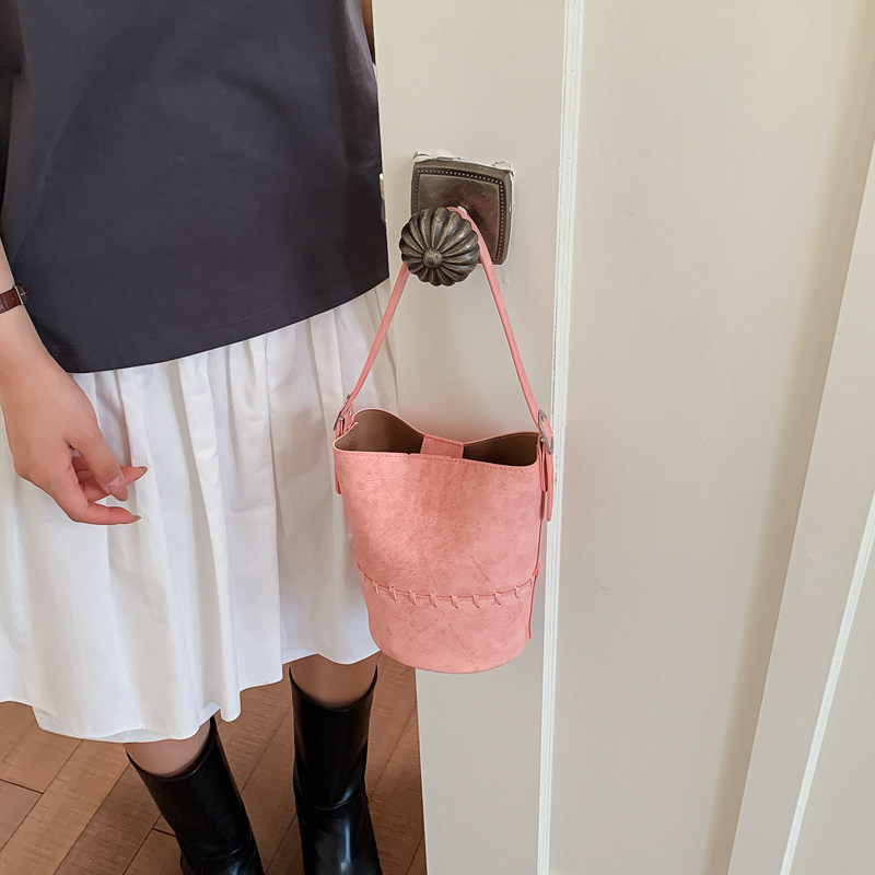 2026 cubo de moda dopamina hombro de verano suave nuevo nicho simple exquisito bolso de mochila coreano mujer
