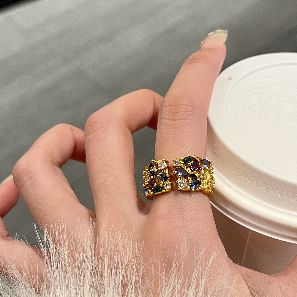 Funkelnder Ring für Damen, mit romantischem Flair gefertigt. Elegant und komfortabel, entworfen, um Ihren Charme zu unterstreichen. Ein dezentes und dennoch atemberaubendes Schmuckstück für Verabredungen._voghion.com