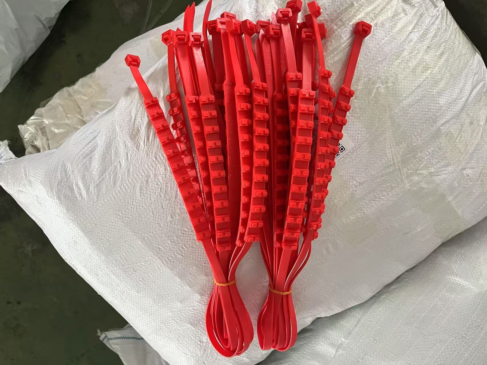 Free Sample of Car Anti-Skid Chains, Universal Anti-Skid Chains for Sedans and Off-Road Vehicles, Anti-Skid Straps for Snow and Mud