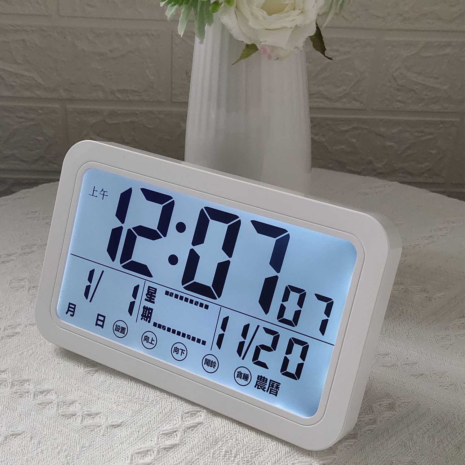 Reloj de pared digital moderno con pantalla digital para dormitorio, sala de estar o estudio, versión china, con control táctil, luminoso y con alarma.