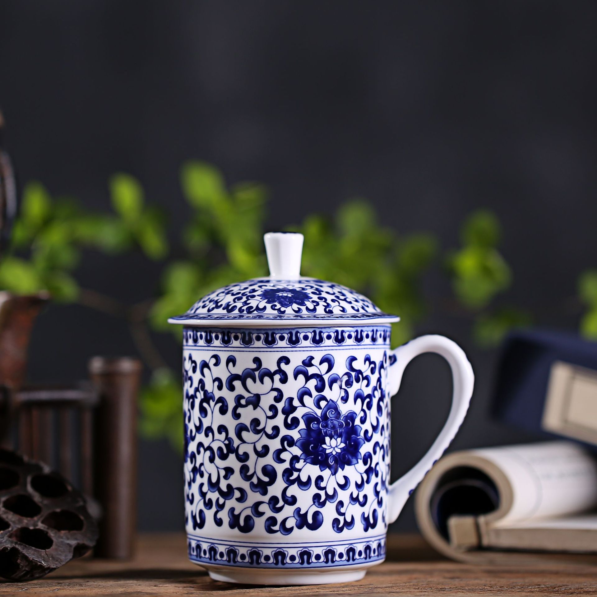 Jingdezhen Oficina de cerámica taza de té azul y blanco con tapa jefe taza hogar creativo taza de China de hueso taza de regalo de negocios lg