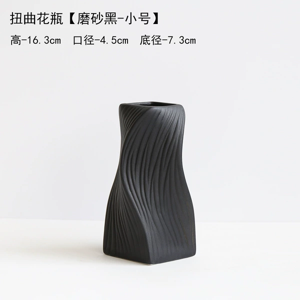 Twisted Vase [Matte Black-Small]