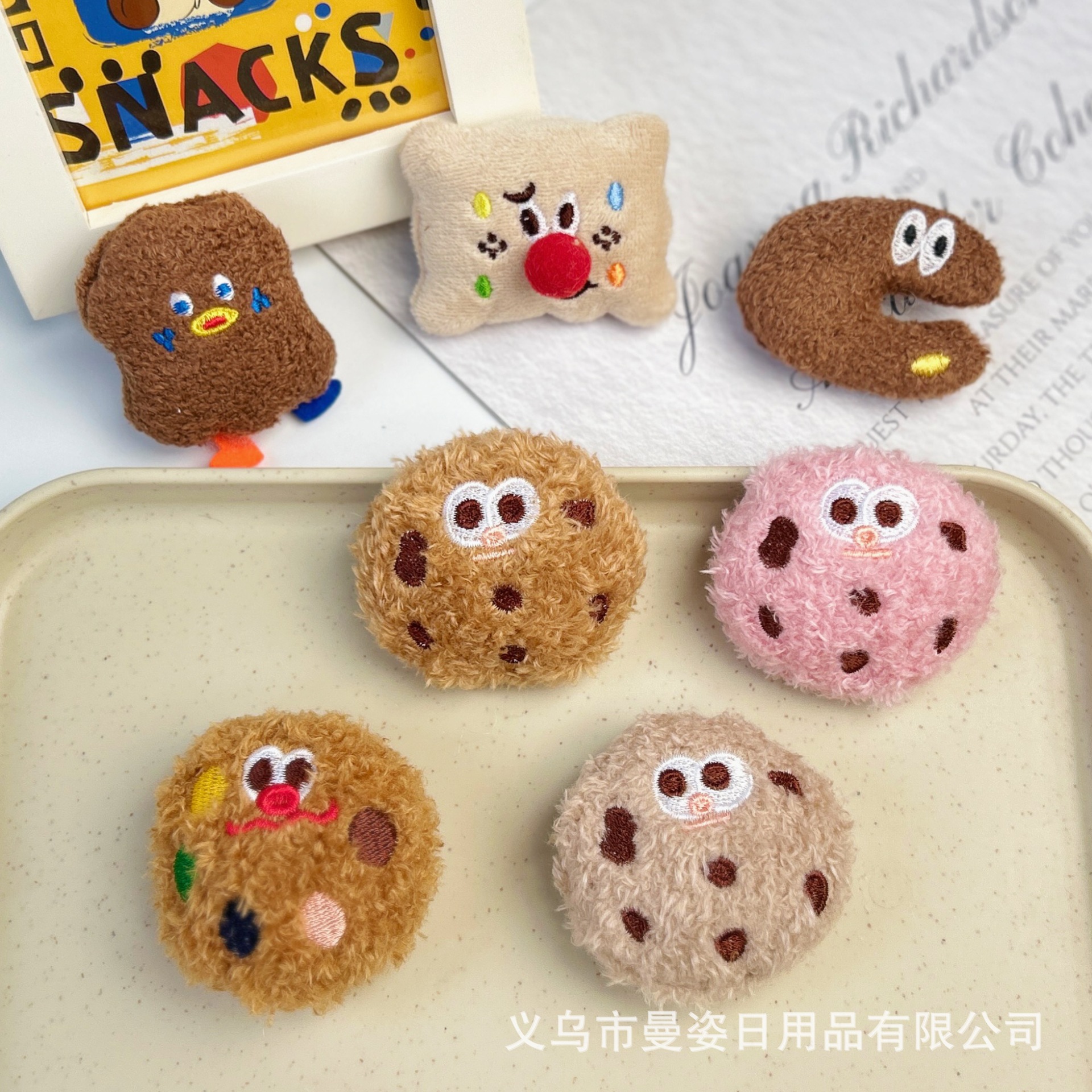 Cartoon cookie dolls, plush toys, keychains, hair accessories, brooches, shoes, hats, clothing accessories wholesale, mini