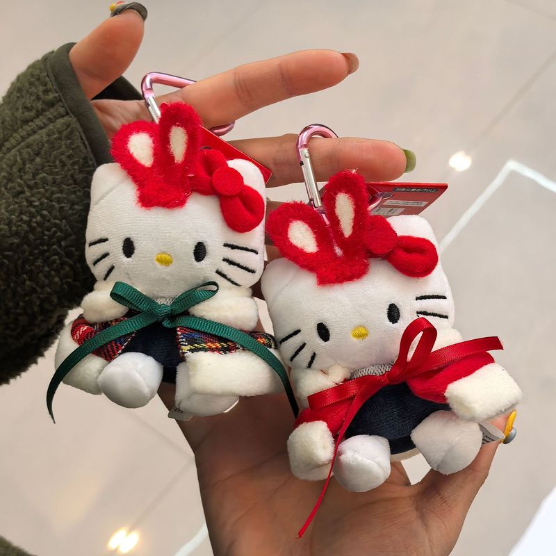 ハローキティのクリスマスプレゼントは彼女の親友に可愛いぬいぐるみのバッグのアクセサリーをプレゼントします。|undefined