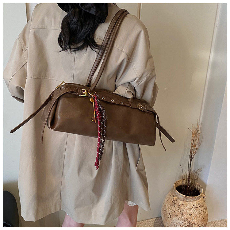 Túi xách baguette nữ phong cách retro, túi đeo tay và kẹp nách thời trang, kiểu dáng gối mềm mại — Burgundy không có mặt dây chuyền, Màu nâu không có mặt dây chuyền, Màu đen không có mặt dây chuyền, Màu nâu với mặt dây chuyền chi tiết 15