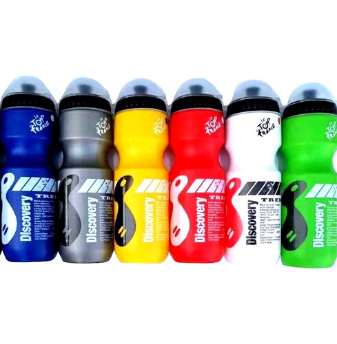 Sports water bottle depending on mountain bike sports with dust cover PC plastic two-color water bottle equipment supplies
